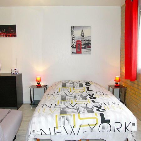 Une Petite Halte Apartment Calais Exterior photo