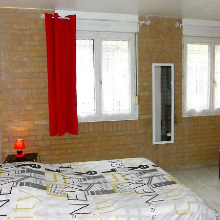 Une Petite Halte Apartment Calais Exterior photo