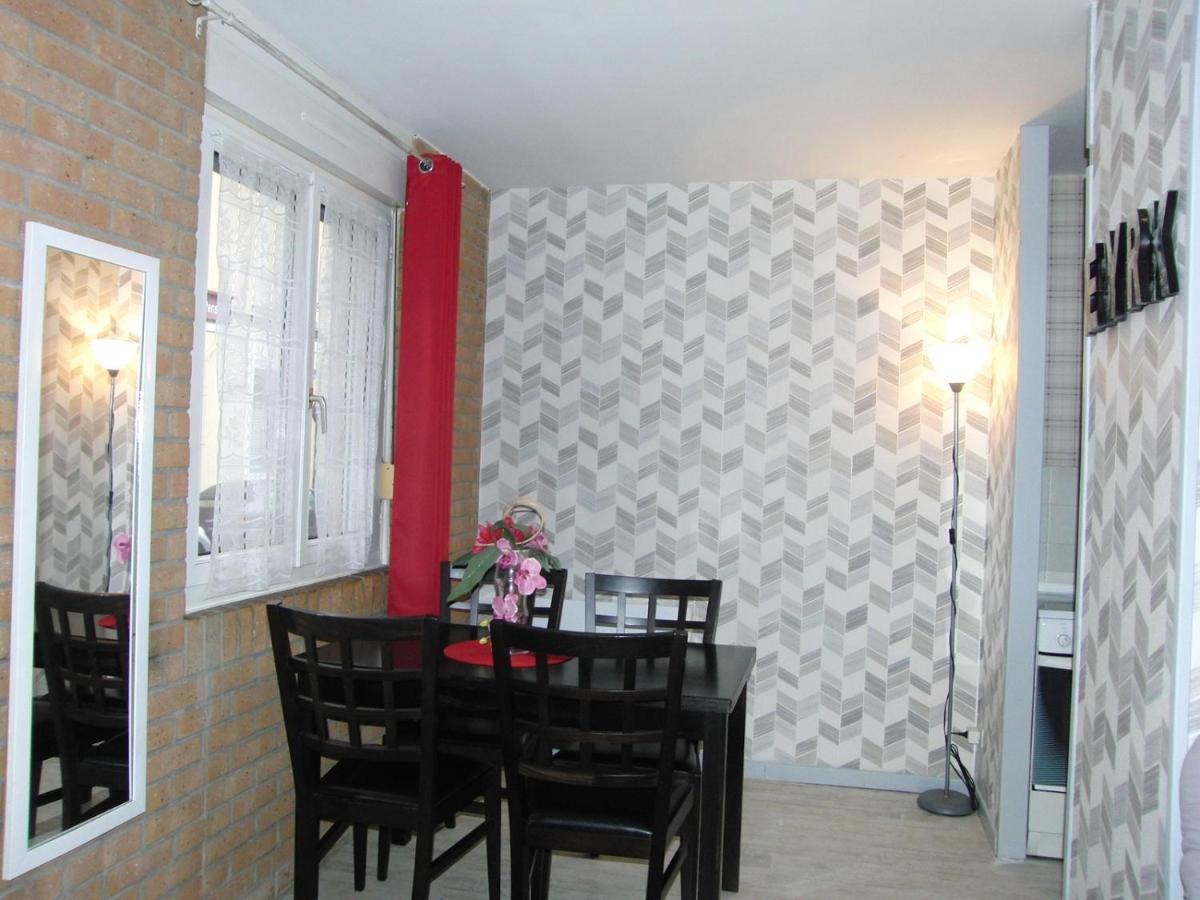 Une Petite Halte Apartment Calais Exterior photo