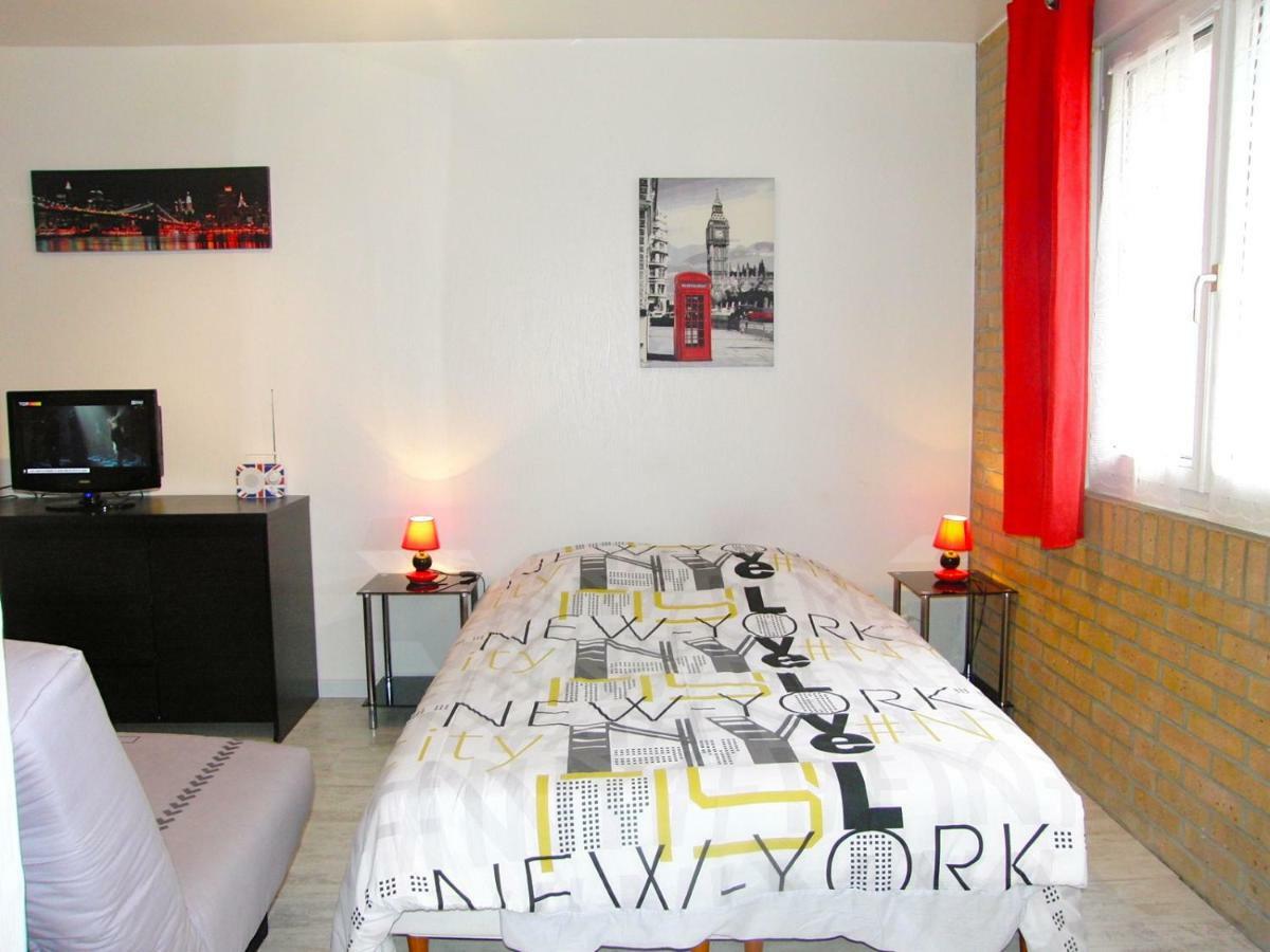 Une Petite Halte Apartment Calais Exterior photo