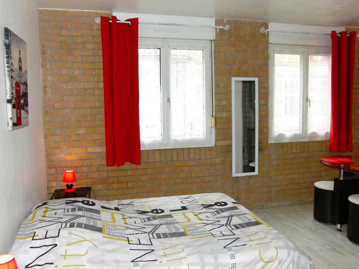 Une Petite Halte Apartment Calais Exterior photo